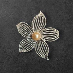 Vintage Sarah Coventry Silver Tone Flower Brooch‎ With Faux Pearl Center